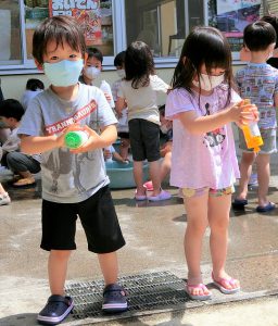 水あそび（年中組・年少組・いちご組）