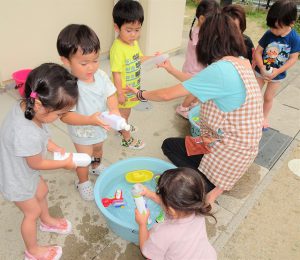 水あそび（年中組・年少組・いちご組）